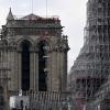 Das Kreuz der Kathedrale Notre-Dame wird während des Wiederaufbaus auf die neu errichteten Turmspitze gesetzt.