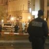 Polizeibeamte patrouillieren am frühen Morgen auf einer abgesperrten Straße im Wiener Stadtzentrum.