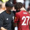 Liverpools Trainer Jürgen Klopp (links) und Divock Origi.