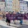 Rund 120 Demonstrantinnen und Demonstranten nahmen am Freitag an der Oben-Ohne-Demo in Augsburg teil.