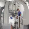 Prof. Bernd Schmitz ist Leiter des Radiologiezentrums im Bezirkskrankenhaus Günzburg. Hier zeigt er die neue 1,2 Millionen Euro teure Angiografieanlage. 	