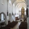 Im Zuge der Sanierung der Aichacher Stadtpfarrkirche wurden unter anderem das Kirchenschiff und die Empore gereinigt, die Seitenaltäre erneuert und die Holzbänke restauriert. 	