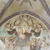 Dieses Deckengemälde im ehemaligen Elsbethenkloster zeigt die sogenannte Schutzmantelmadonna. Ganz oben in der Mitte ist Gott zu sehen. Darunter steht Maria mit Kind. Ihren Mantel, der von vier Engeln gehalten wird, breitet sie über einer Gruppe von Menschen aus. Sie schützt die Menschen vor den schwarzen Pest-Pfeilen, die herabregnen. Die Wandmalerei entstand wohl zwischen 1475 und 1483 und wurde von der Strigel-Werkstatt gefertigt.  	