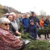 Handarbeit ist gefragt: die Mitglieder des Vereins für Gartenbau und Landespflege sowie der freiwilligen Feuerwehr beim Binden der Kränze für den Maibaum in Walkertshofen.