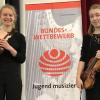 Eva Maria Wagner (links) und Polina Munteanu beim Bundeswettbewerb „Jugend musiziert“ in Paderborn. 