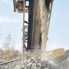 Das Bild stammt von einer Baustoff-Recyclinganlage, die viele Tonnen Bauschutt wieder aufbereitet. Der dadurch gewonnene Baustoff läuft hier vom Band aus der Recyclinganlage (links). Die Unterbernbacher Firma Schäffler will ebenfalls eine Recycling-Anlage für Baustoffe errichten. Im Bild ist aber eine andere Anlage zu sehen. 