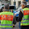 Kommunikations-Team der Polizei bei der „Pegida“-Demonstration in Augsburg: Die Beamten suchten das Gespräch mit Passanten und „Pegida“-Gegnern.