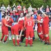 Sekunden nach dem Schlusspfiff beginnt in Gundremmingen die Party am Spielfeldrand. Die Fußballer der SG Reisensburg-Leinheim feiern gemeinsam mit ihren Fans den Kreisliga-Klassenerhalt. 