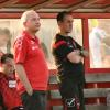 Blicken gespannt auf das Derby beim FC Horgau: Altenmünsters Abteilungsleiter Oliver Osterhoff (links) und Torwarttrainer Harald Pomp. 	