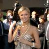 Paris Hilton, wie sie 2005 in Paris ihr neues Parfüm vorstellt - umringt von Kameras.