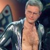 Frankfurt am Main, 1998: Entertainer Harald Schmidt entblößt bei "Wetten, dass... ?" seine behaarte Brust, nachdem er zuvor im hautengen Rennanzug durch den Saal gekurvt war. Kommt das Brusthaar als Zeichen der Männlichkeit nun zurück?