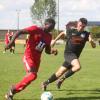 Weiterhin sieg- und punktlos bleibt der SV Grosselfingen, der am Sonntag mit 0:5 dem FC Nordries unterlag. Im Bild: Ousmane Cisse (FC Nordries, links) gegen Jonas Thum (SV Grosselfingen). 