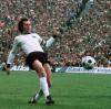 1974 spielte Deutschland im Finale der Weltmeisterschaft gegen die Niederlande. Franz Beckenbauer (rechts) ist Kapitän der deutschen Mannschaft.