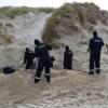 Polizisten suchen an der Südspitze der Insel Amrum nach der Leiche.