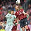 Hanno Behrens gegen Thiago l im Kopfballduell: Der FC Nürnberg und der FC Bayern trennen sich 1:1. 