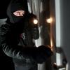 Einbrecher sind in eine Wohnung in der Augsburger Innenstadt eingedrungen und haben dort Bargeld und Schmuck gestohlen. 