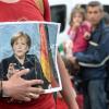 Angela Merkel ist die Figur der Hoffnung für viele der nach Deutschland kommenden Flüchtlinge. Von der CSU wird die Kanzlerin indes für die Einreiseerlaubnis kritisiert.