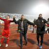 Glückliche Helden: Torschütze Paul Verhaegh, Trainer Markus Weinzierl, Halil Altintop und Piotr Trochowski (von links) freuen sich vor der Fan-Kurve über das Wunder von Belgrad.