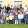 Die Feriengruppe und die Krippe des Kühbacher Kindergartens St. Magnus sangen Alfons Widmann (Mitte) zum 80. Geburtstag ein Ständchen. Auch Bürgermeister Johann Lotterschmid (rechts) gratulierte. 