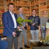 Bei der Preisverleihung an die Stiftung Gartenkultur: (von links) Christian Kreye und Christoph Graf (Amt für Ländliche Entwicklung), Andreas Probst (ILE-Regionalmanager), Robert Zinke und Dieter Gaißmayer (Stiftung Gartenkultur) sowie Susanne Kränzle-Riedl, Dritte Bürgermeisterin in Illertissen. 