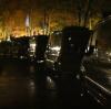 Dutzende von Einsatzwagen der Polizei, hauptsächlich Kleinbusse, fuhren am Samstagabend vor dem Hotel vor.