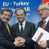 Der türkische Regierungschef Ahmet Davutoglu fgreut sich über die Einigung mit EU-Gipfelchef Donald Tusk und EU-Kommissionspräsident Jean-Claude Juncker.