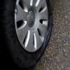 Eine unbekannte Person hat zwei Reifen eines Fiat Punto in Großaitingen zerstochen. 