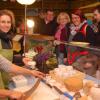 Alle Hände voll zu tun hatten (von links) Monika Mareth und Karin Przyklenk vom Ziertheimer Waldziegenhof auf dem Bauernmarkt in Dillingen. 