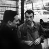 Der damalige türkische Arbeitsminister Bülent Evevit (links) bei einem Besuch im Jahr 1964 mit bei Ford beschäftigten „Gastarbeitern“.  	