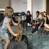 Musik bereitet der Vortragenden Pia Schmidt mit ihrem Saxofon sichtlich Vergnügen. Auch den Mädchen und Buben der Günzburger Montessori-Grundschule gefällt das, was sie hören.