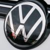 Das Volkswagenwerk spiegelt sich in einem VW Logo - bisher sprudeln die Erträge des Autobauers weiter.