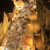 So schön wie hier wird die Innenstadt in Nördlingen auch am kommenden Freitag, 30. November, wieder erleuchten. Allerdings ist der Romantische Weihnachtsmarkt nicht der einzige in der Region. In Oettingen startet der Christkindlesmarkt einen Tag davor und in Reimlingen findet er sogar im Schloss statt. 