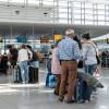 Und ab in den Urlaub: Diese Fluggäste waren in München am Flughafen auf den Check-in. Ob darunter auch Menschen aus dem Landkreis Dillingen sind? 	