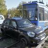 In der Münchner Innenstadt fährt eine Tram in ein Auto. 