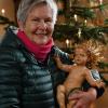 Seit 49 Jahren ist Dora Bertenbreiter Mesnerin in der St.-Vitus-Kirche in Veitriedhausen. Das Jesuskind hat sie für das Foto vom Speicher geholt. Weihnachtsfrieden kehrt für sie ein, wenn an Heiligabend „alles rum ist und gut geklappt hat“. 