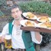 Hunderte Tabletts mit Oktoberfest-Schmankerln sowie jede Menge Maßkrüge schleppt Thomas Heinle ab dem heutigen Samstag auf der Wiesn täglich durch das Hacker-Festzelt zu seinen Gästen im Biergarten.