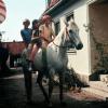 Auf dem Pferd "Kleiner Onkel" reiten Pippi (Inger Nilsson, re.), Tommy (Pär Sundberg, li.) und Annika durch ihre kleine Heimatstadt. 