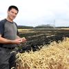 Landwirt Thomas Sommer steht an seinem teilweise verbrannten Weizenfeld in Lechhausen. Es stand am Mittwochabend in Flammen.