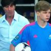 Joachim Löw fingerte einem Balljungen vor dem Spiel der deutschen Nationalmannschaft gegen Holland den Ball aus den Armen.