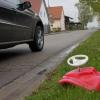 Ein ausgedientes Bobbycar hat Tobias Specht vor seinem Haus in der Ramminger Straße am Straßenrand abgestellt, um so heranbrausende Auto- und Lkw-Fahrer auf die Gefahren für Kinder und Anlieger hinzuweisen. Ab Februar soll auch in diesem Bereich der Verkehr überwacht werden. 