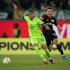 Wolfsburgs Lukas Nmecha (l) traf im Test gegen den SC Freiburg.