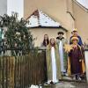 Sternsinger
Vor der Pfarrkirche St. Ursula und Gefährtinnen und dem historischen Pfarrhof in Rommelsried stehen (von rechts nach links) die Sternsinger Simon (14), Nils mit dem Stern (13), Valentin (15) Magdalena (15) und Begleiterin Clarissa (18).
