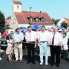 Feierstunde in Gosheim: Bergstraße und Fünfstetter Straße sind wieder für den Verkehr freigegeben. Bürgermeister Hermann Rupprecht (vorne rechts) und Mitglieder des Gemeinderats durchschnitten das Band. Foto: Unflath