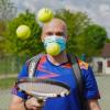 Fabian Mehring mit Maske vor gesperrter Tennisanlage. 	