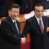 Premier Li Keqiang (rechts) gratuliert Xi Jinping.