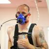 FCA-Neuzugang Sven Michel absolviert den Spirotest mit der Atemmaske. Damit wird gemessen, wie viel Sauerstoff man aufnimmt und wie gut dieser Sauerstoff verwertet wird.