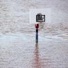 Ein Basketballkorb steht in Mannheim im Hochwasser des Neckars. Wegen des vielen Regens in den vergangenen Tagen sind die Pegelstände in Baden-Württembergs teils stark angestiegen.