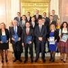 Die Mitglieder des neuen bayerischen Kabinetts stehen im Prinz-Carl-Palais nach der Vereidigung für ein Gruppenfoto zusammen.