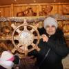 Talentierte Hobbykünstler boten auf dem Weihnachtsmarkt ihre handgefertigten Arbeiten an. Mona Boujnah lockte Kunden mit einem Schiffssteuer aus Olivenholz, in das eine Uhr eingebaut war.
