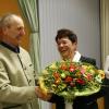 Mit einem Blumenstrauß bedankte sich Vize-Bürgermeister Franz Moser bei Therese Echter, der Frau des Bürgermeisters.